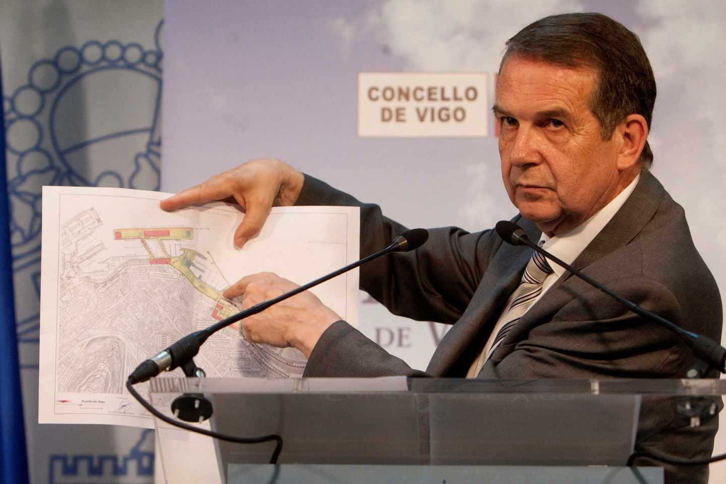 El alcalde de Vigo, Abel Caballero, durante la rueda de prensa celebrada hoy en el Ayuntamiento de la localidad.