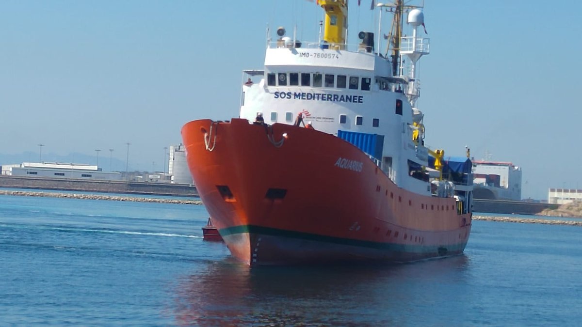 El 'Aquarius' solicita un puerto para desembarcar a 141 migrantes