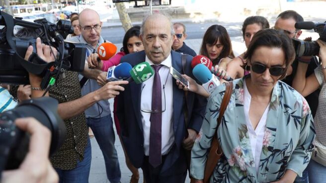 Enrique Álvarez Conde, director del organismo de la URJC que impartió el máster bajo sospecha, llegando este jueves a los juzgados de Madrid.