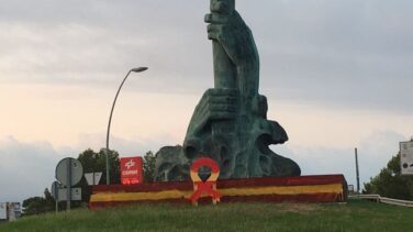 Un alcalde de ERC llama "bicho" a Arcadi Espada por tachar un lazo amarillo con la bandera de España