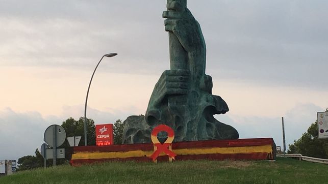 El lazo amarillo de Ametlla de Mar, pintado con los colores de la bandera de España.