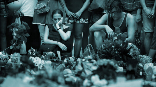 atentado_aniversario Flores y velas en las Ramblas de Barcelona.