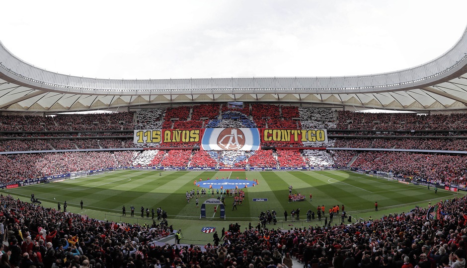 La afición del Atlético de Madrid durante la disputa de un partido de Liga en el Wanda Metropolitano.