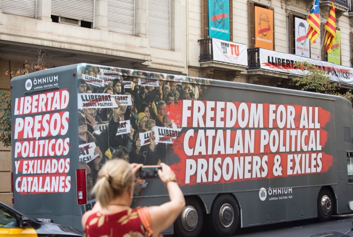 Autobús de una campaña organizada por Ómnium Cultural.