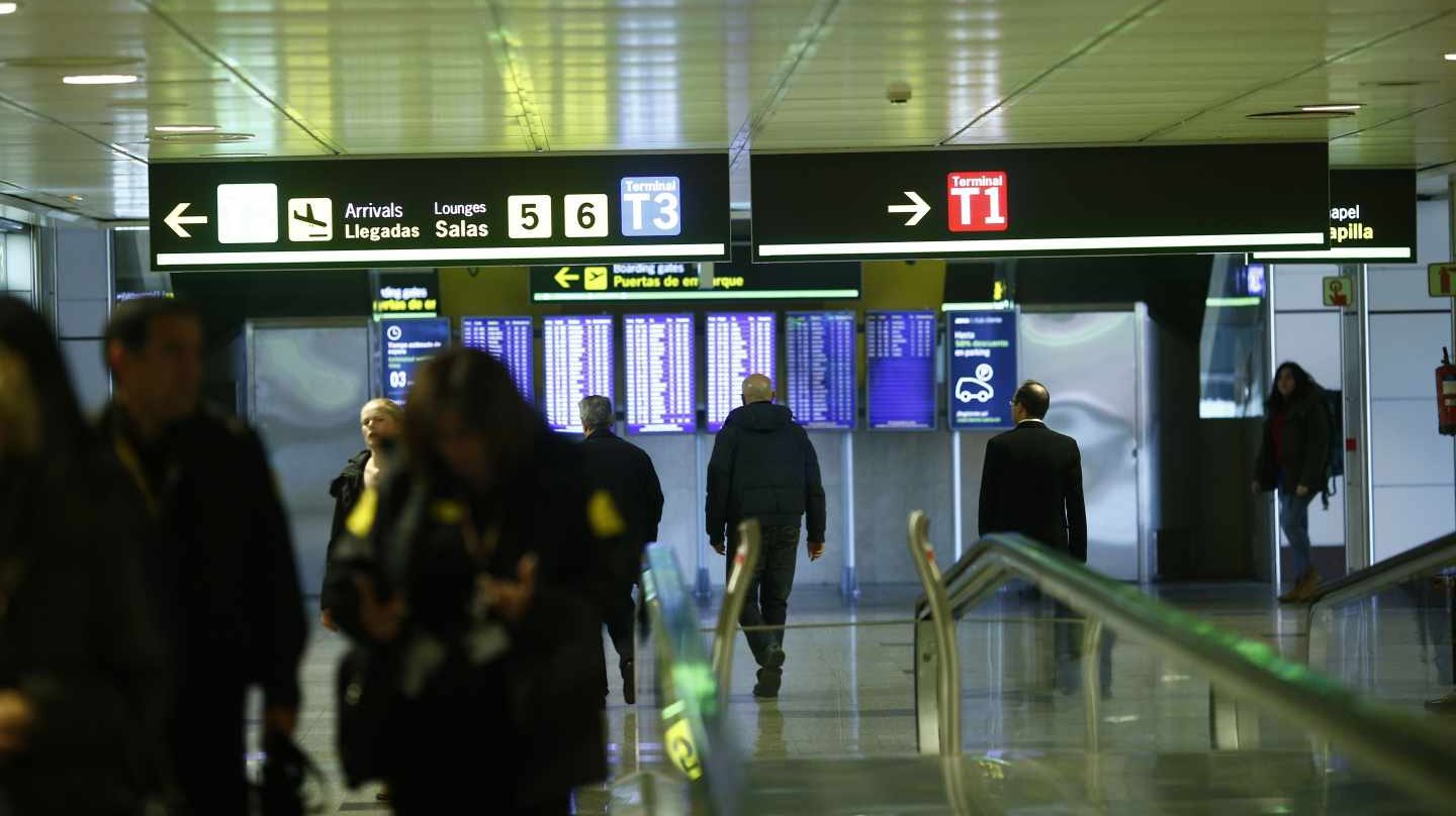 Pasajeros en el aeropuerto de Madrid-Barajas.