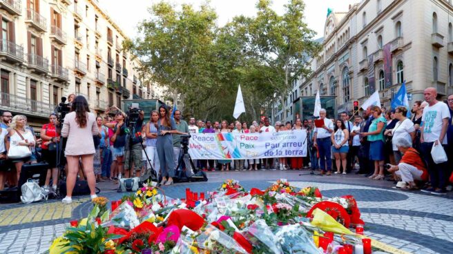 Imagen del homenaje en Las Ramblas en el primer aniversario de los atentados.