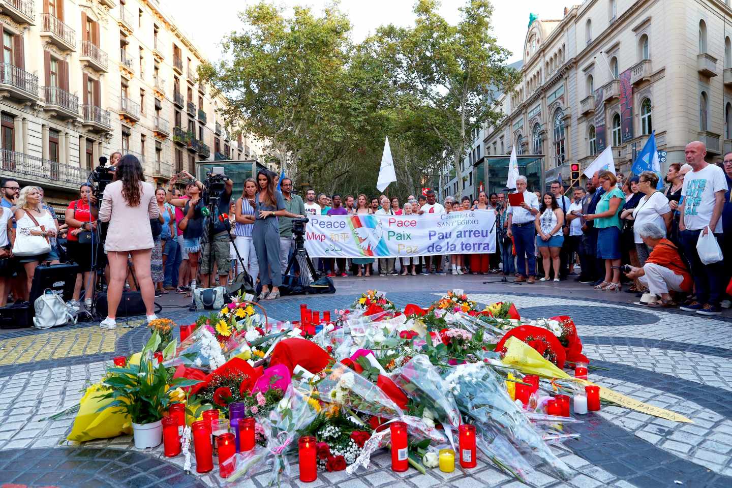 Imagen del homenaje en Las Ramblas en el primer aniversario de los atentados.