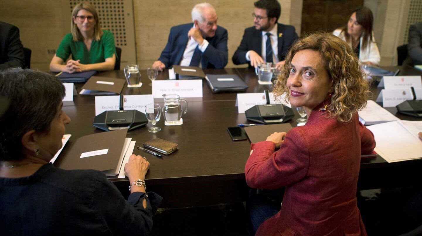 Meritxell Batet (4d); la consellera de la Presidencia, Elsa Artadi (3i); Ernest Maragall (4i); y Pere Aragonès (5i), entre otros, durante la primera reunión de la Comisión bilateral Estado-Generalitat.