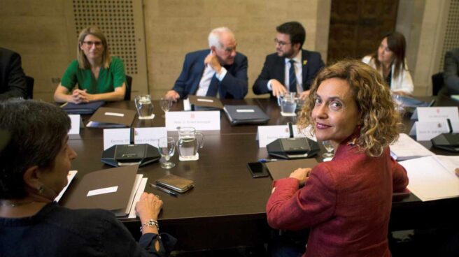 Meritxell Batet (4d); la consellera de la Presidencia, Elsa Artadi (3i); Ernest Maragall (4i); y Pere Aragonès (5i), entre otros, durante la primera reunión de la Comisión bilateral Estado-Generalitat.