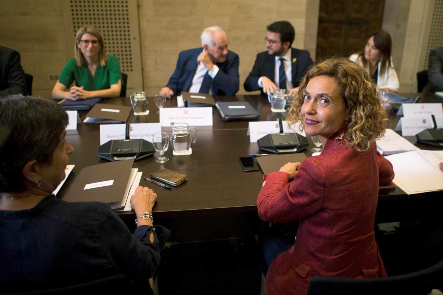 Meritxell Batet (4d); la consellera de la Presidencia, Elsa Artadi (3i); Ernest Maragall (4i); y Pere Aragonès (5i), entre otros, durante la primera reunión de la Comisión bilateral Estado-Generalitat.