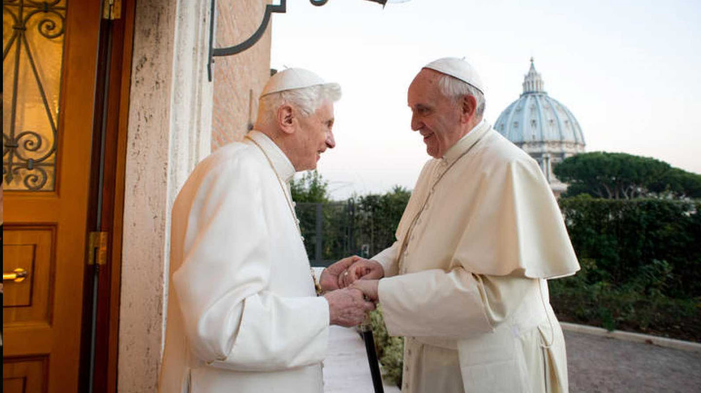 Benedicto XVI y Francisco I en uno de sus encuentros en El Vaticano. 