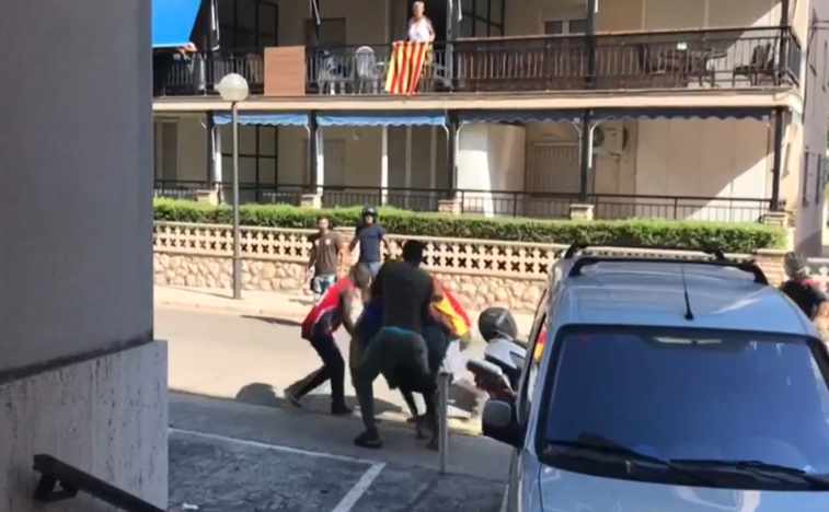 Imágenes del enfrentamiento de un grupo de manteros con Mossos d'Esquadra en Salou.