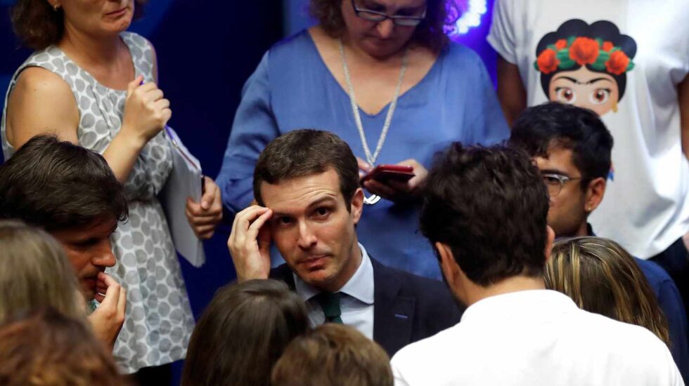 Pablo Casado habla con los periodistas tras su comparecencia de este lunes.