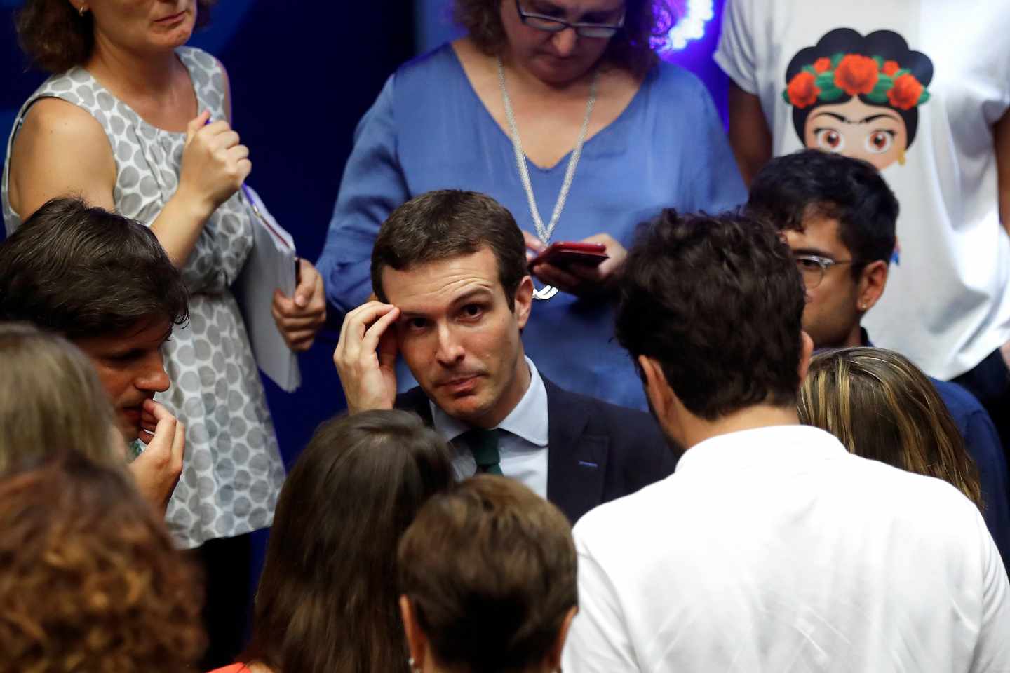 Pablo Casado habla con los periodistas tras su comparecencia de este lunes.