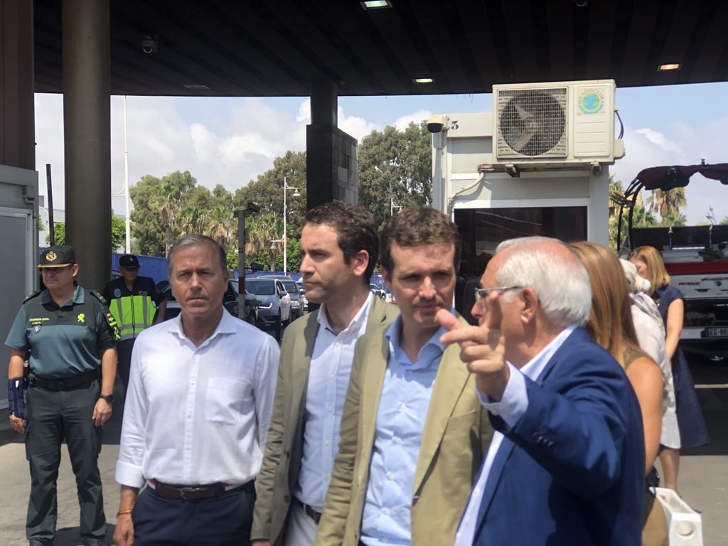 Pablo Casado, en la frontera de Melilla, con Juan José Imbroda.