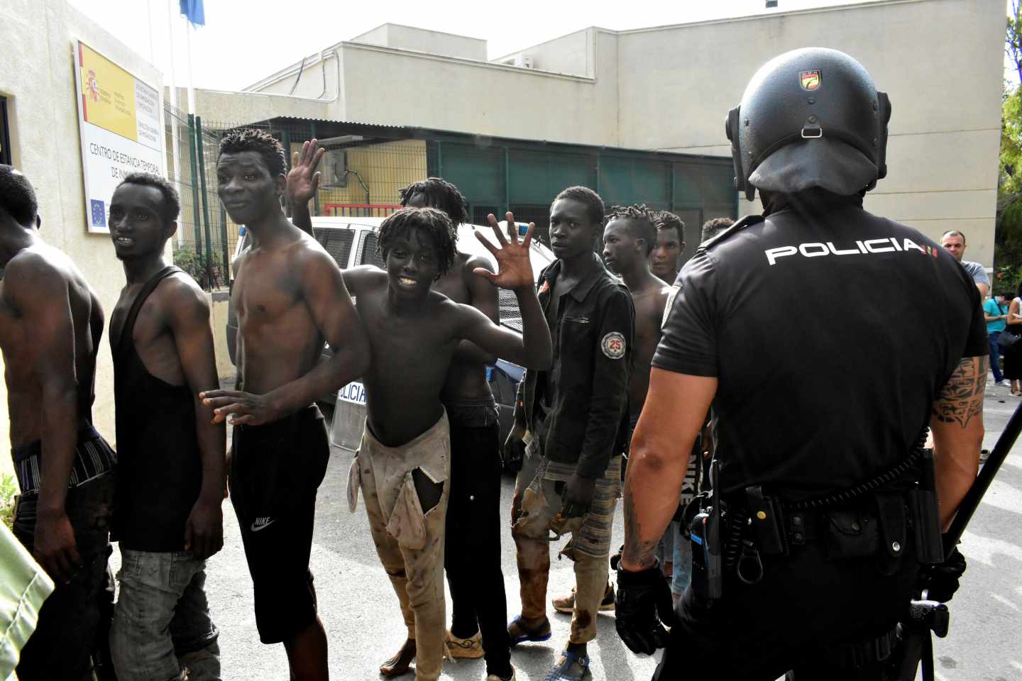 Los inmigrantes de Ceuta, tras saltar la valla este miércoles.