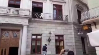 Ciudadanos retira la pancarta independentista de la fachada del Ayuntamiento de Reus