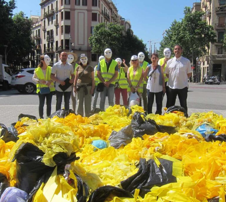 Detenido por delito de odio el agresor de la mujer que retiraba lazos amarillos