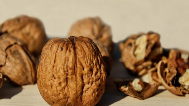 Comer nueces reduce el colesterol y los triglicéridos.