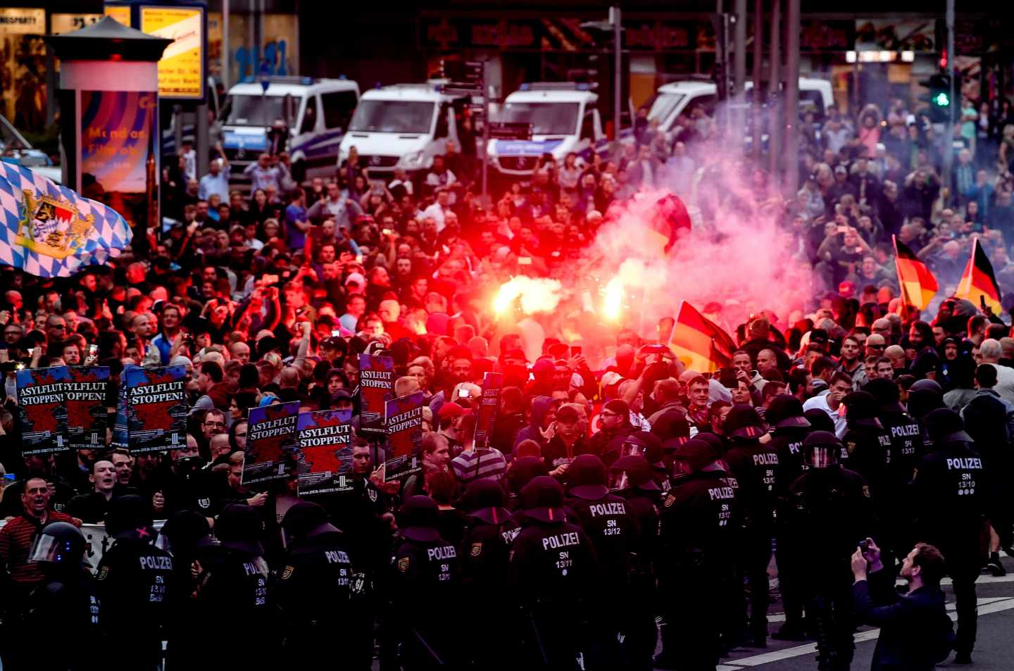 Cerca de 2.000 neonazis toman las calles de la ciudad alemana de Chemnitz tras "la caza del extranjero"