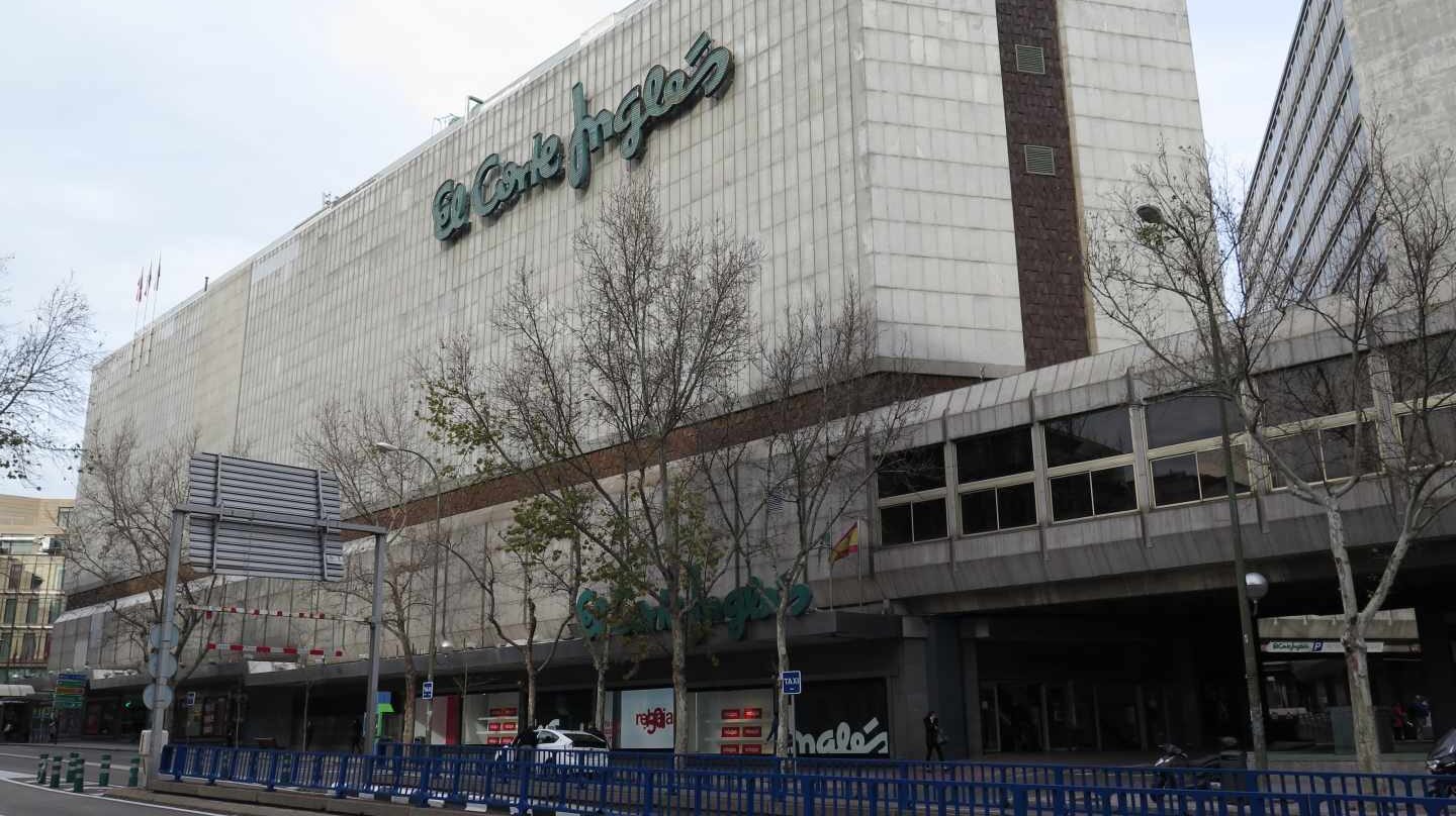 El Corte Inglés vende dos centros comerciales en Madrid y Bilbao.