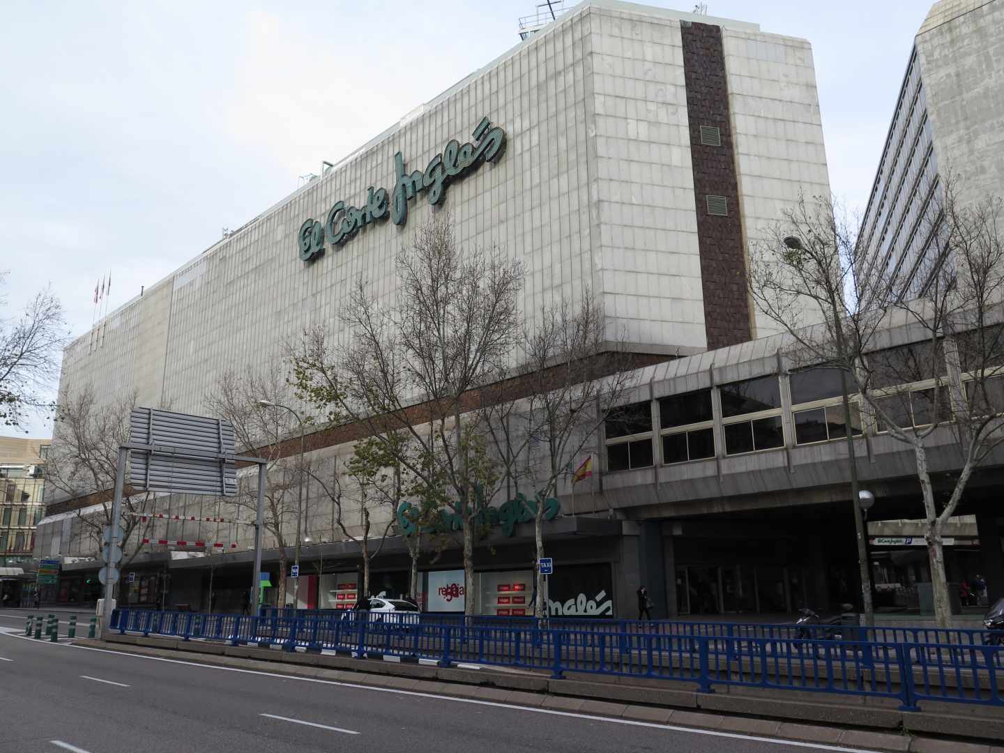 El Corte Inglés vende dos centros comerciales en Madrid y Bilbao.