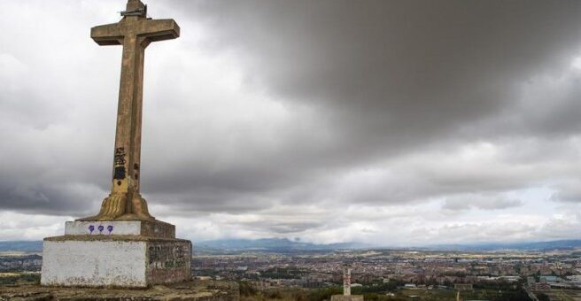 El PNV se niega a derribar la cruz que homenajea a los curas muertos en la Guerra Civil en Vitoria