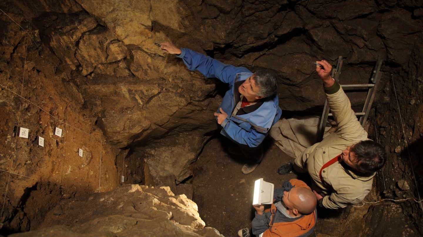 Los investigadores en la cueva de Denisova.
