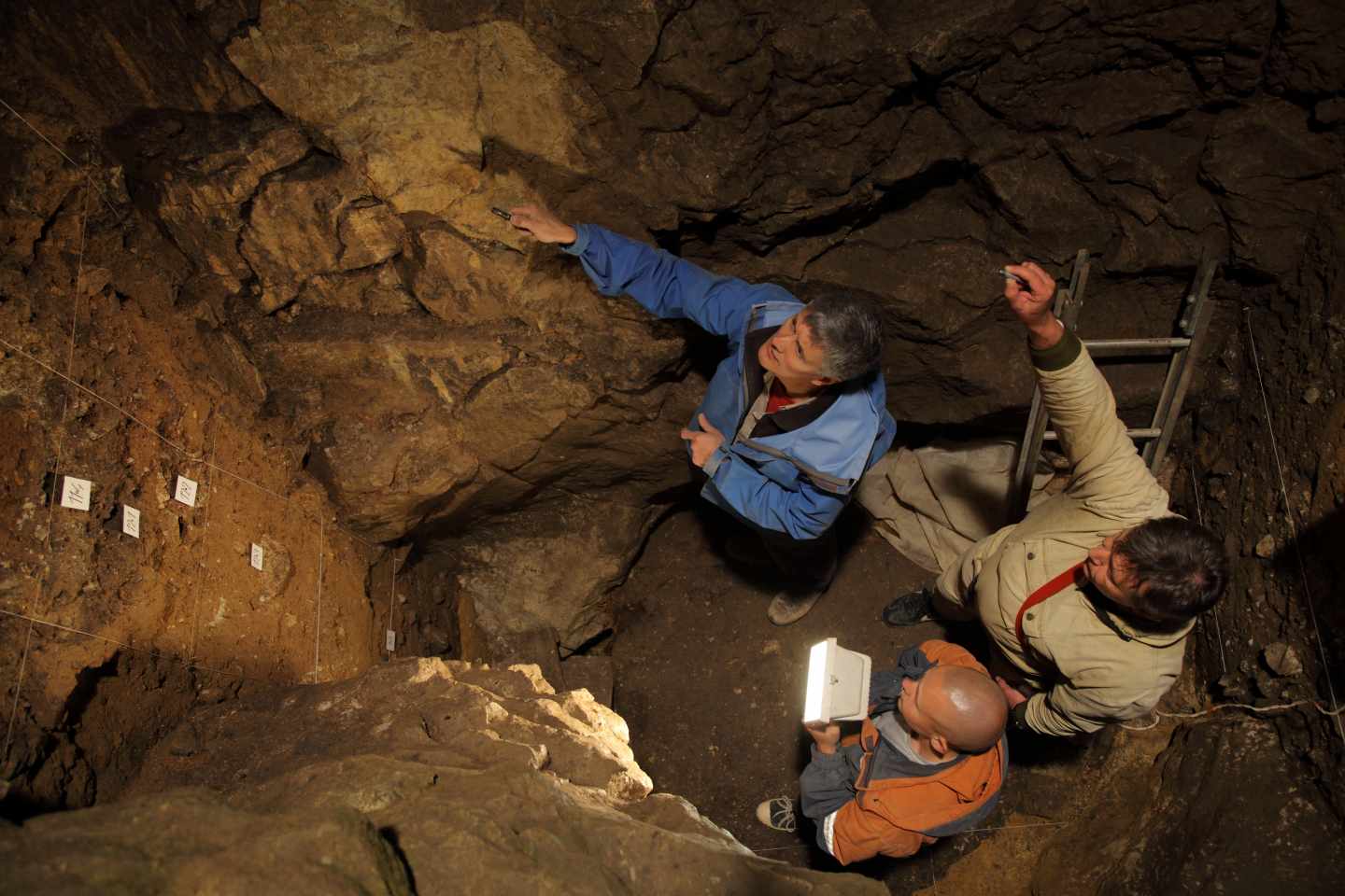 Los investigadores en la cueva de Denisova.