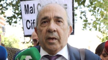La becaria de investigación de Álvarez Conde que obtuvo el máster sin ir a clase ni hacer trabajos