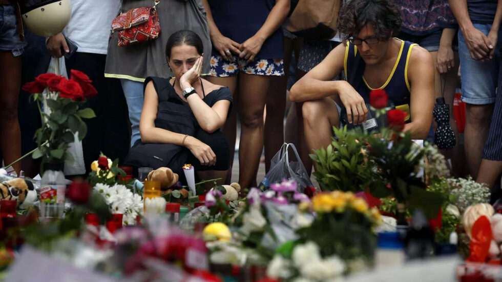 Varias personas rinden homenaje a las víctimas de los atentados en Barcelona, en las Ramblas.