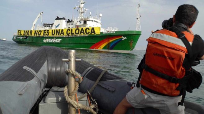 Foto denuncia de Greenpeace contra balsas tóxicas en Huelva