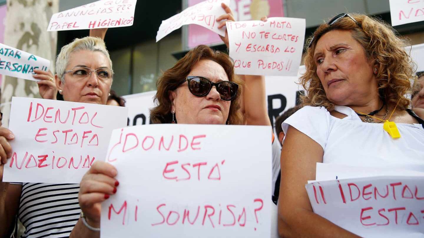 La Plataforma de afectadas por la estafa de I-Dental de Valencia, celebran una concentración frente a la Conselleria de Sanidad.
