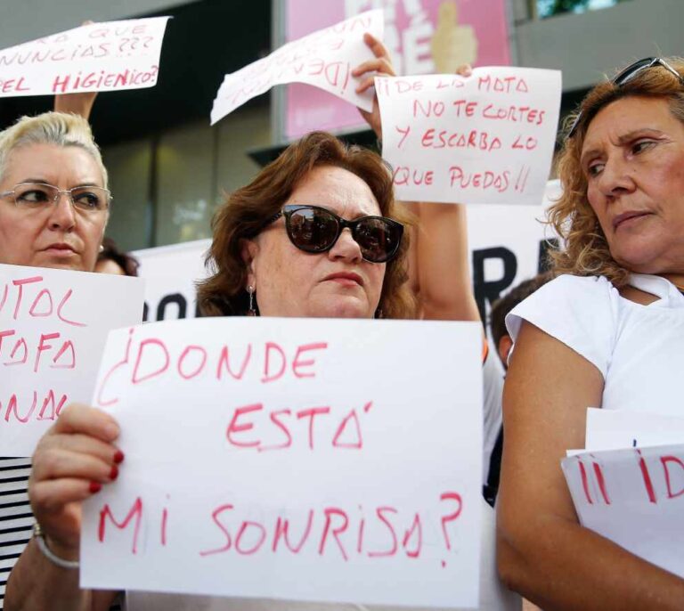 La Policía entra en 17 clínicas de iDental en busca de historiales y pruebas
