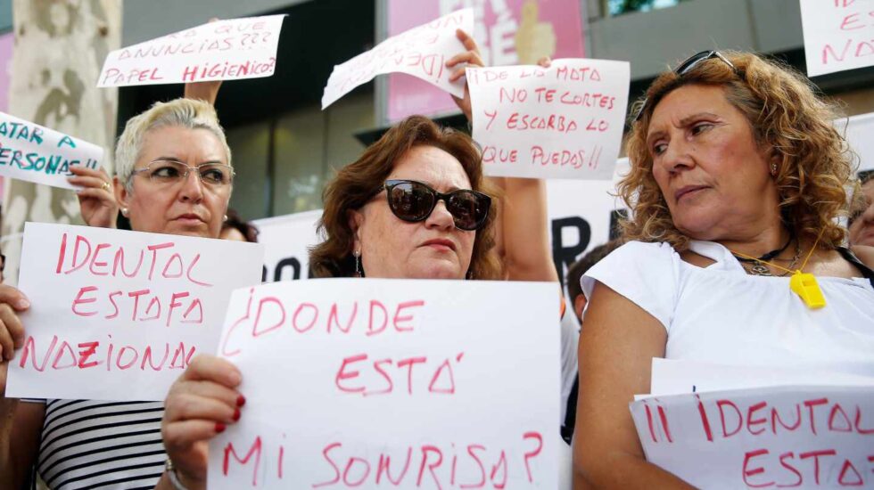 La Plataforma de afectadas por la estafa de I-Dental de Valencia, celebran una concentración frente a la Conselleria de Sanidad.