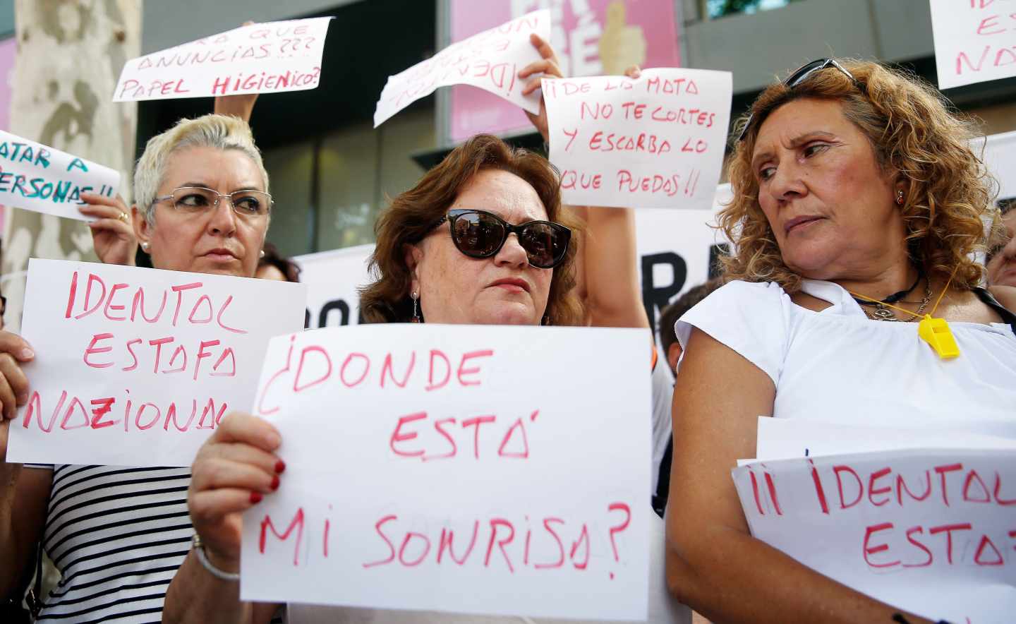 La Plataforma de afectadas por la estafa de I-Dental de Valencia, celebran una concentración frente a la Conselleria de Sanidad.