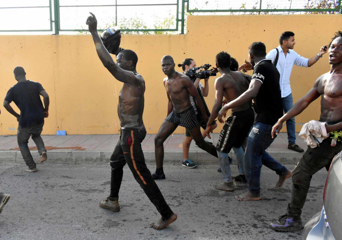 116 inmigrantes subsaharianos consiguieron saltar la valla de entrada en Ceuta este miércoles.