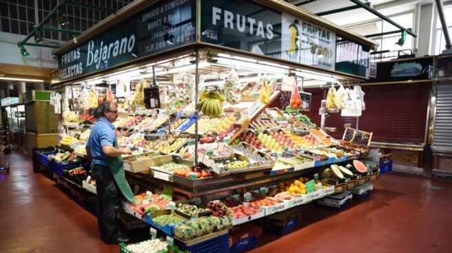 Un puesto de frutas y verduras en un mercado madrileño.