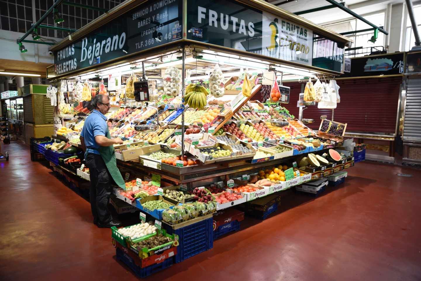 Un puesto de frutas y verduras en un mercado madrileño.