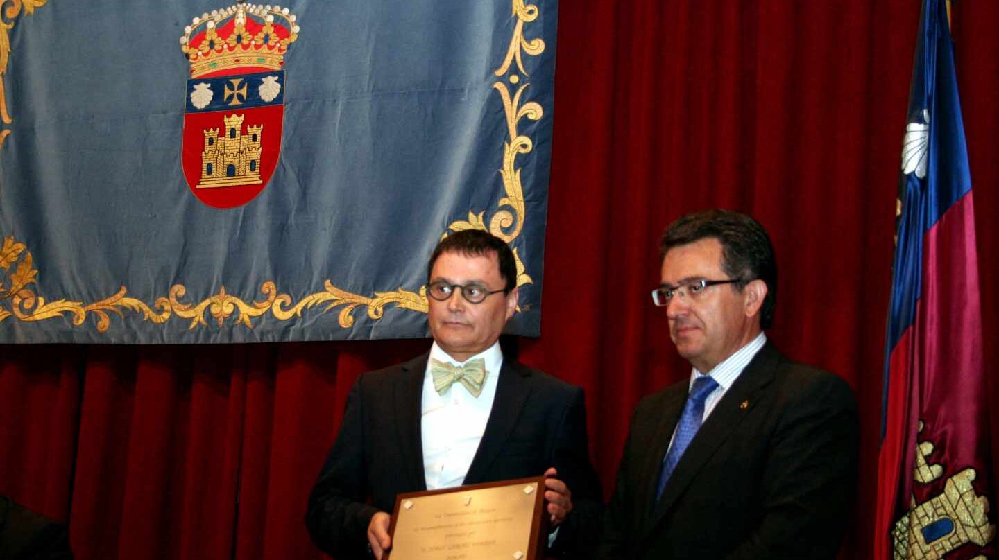 Jordi Garcés (izda), profesor de la Universidad de Valencia, en un acto de la Universidad de Burgos en 2015
