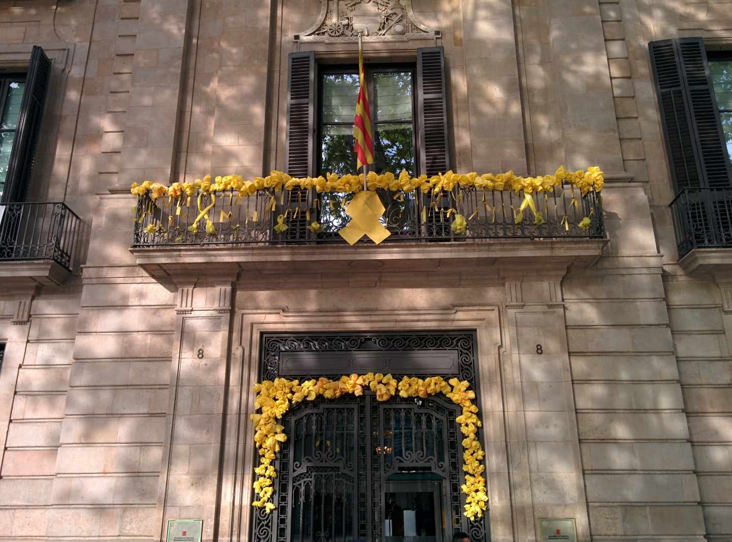 El Defensor del Pueblo pide retirar los símbolos ideológicos de los espacios públicos