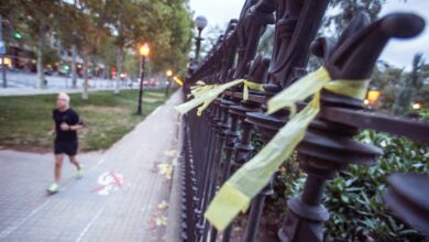 La mujer agredida en Barcelona por retirar lazos denuncia a su atacante por lesiones con "motivación ideológica"