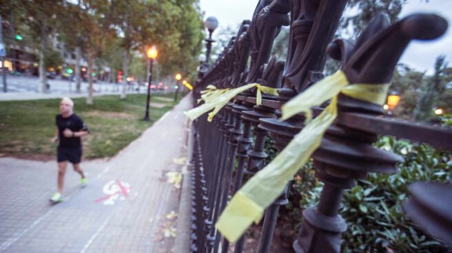 La mujer agredida en Barcelona por retirar lazos denuncia a su atacante por lesiones con "motivación ideológica"