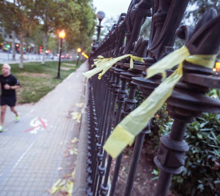La Fiscalía investiga a los Mossos por identificar a personas que retiraron lazos amarillos