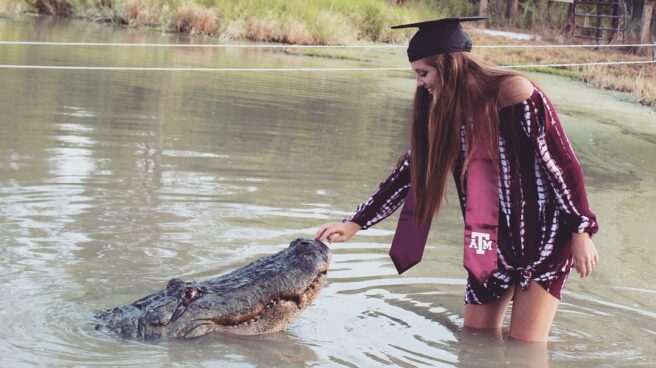 De graduación con un cocodrilo: la foto viral de una estudiante en Texas