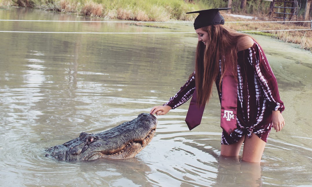 De graduación con un cocodrilo: la foto viral de una estudiante en Texas