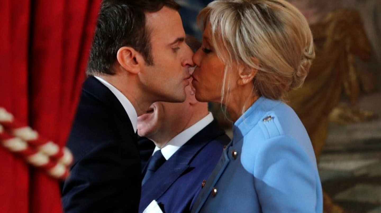 El beso de Macron con la primera dama Brigitte