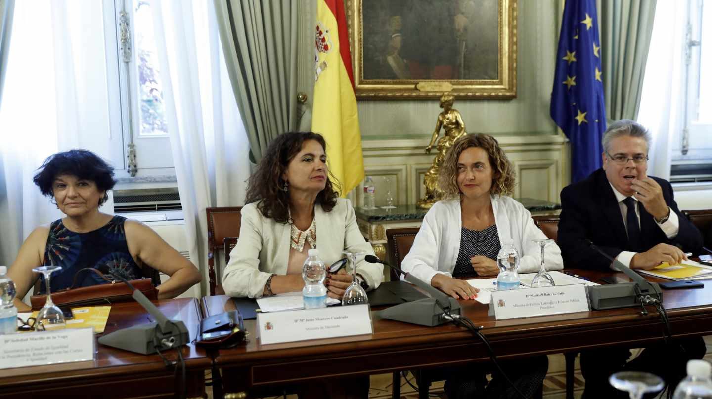 La ministra de Hacienda, María Jesús Montero (2i), y la ministra de Política Territorial, Meritxell Batet (2d).