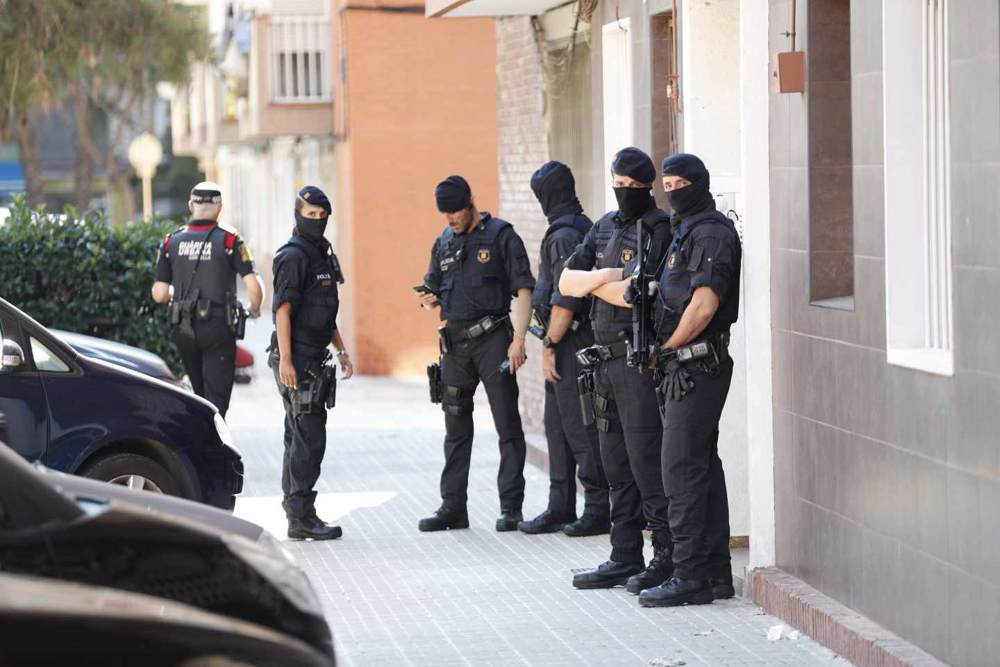 Los Mossos d'Esquadra custodian el edificio donde vivía el atacante de la comisaría de Cornellà.