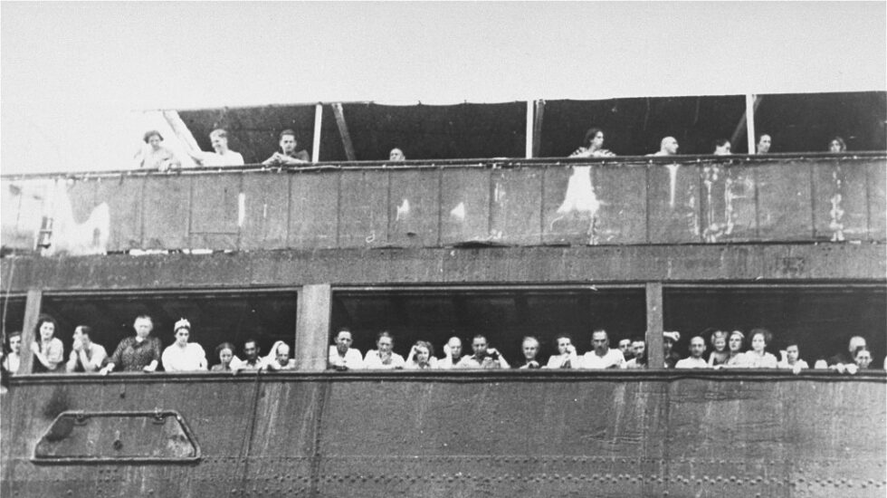 Refugiados judíos en el barco St. Louis frente al puerto de La Habana, mayo de 1939.